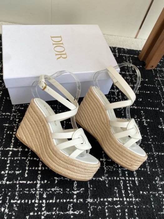 Sandals on platform фото 9