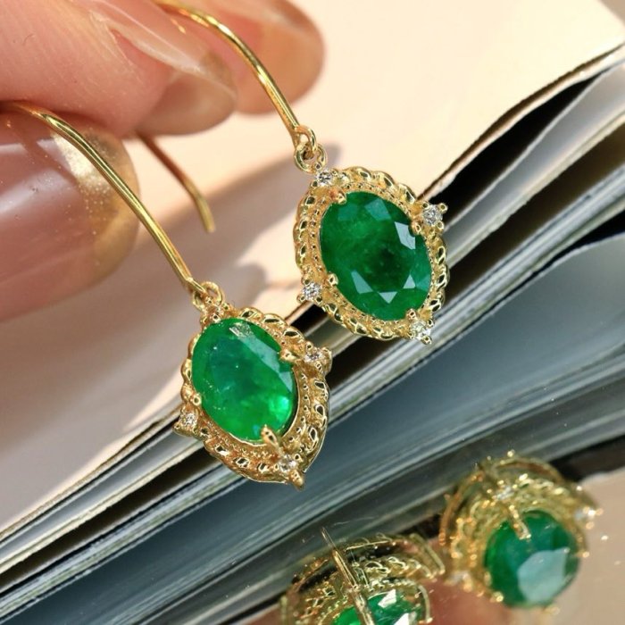 Gold earrings from emeralds