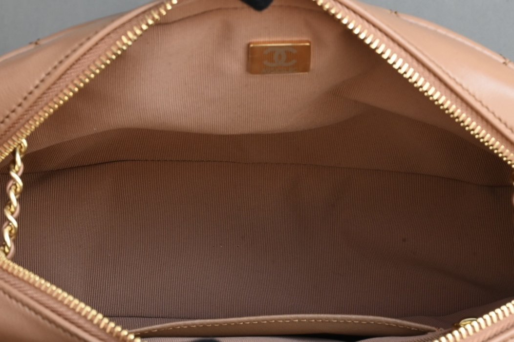 Бежевая кожаная сумка через плечо Chanel Matelasse фото 9