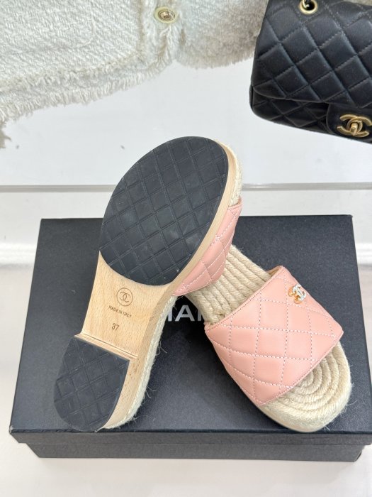 Шлепанцы женские фото 9