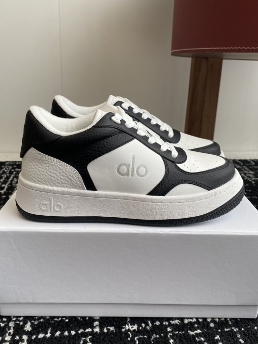 Кроссовки женские фото 2