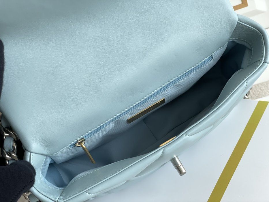 Сумка Chanel C19 Small, светло-голубая, двухцветная фурнитура Series 30 фото 8