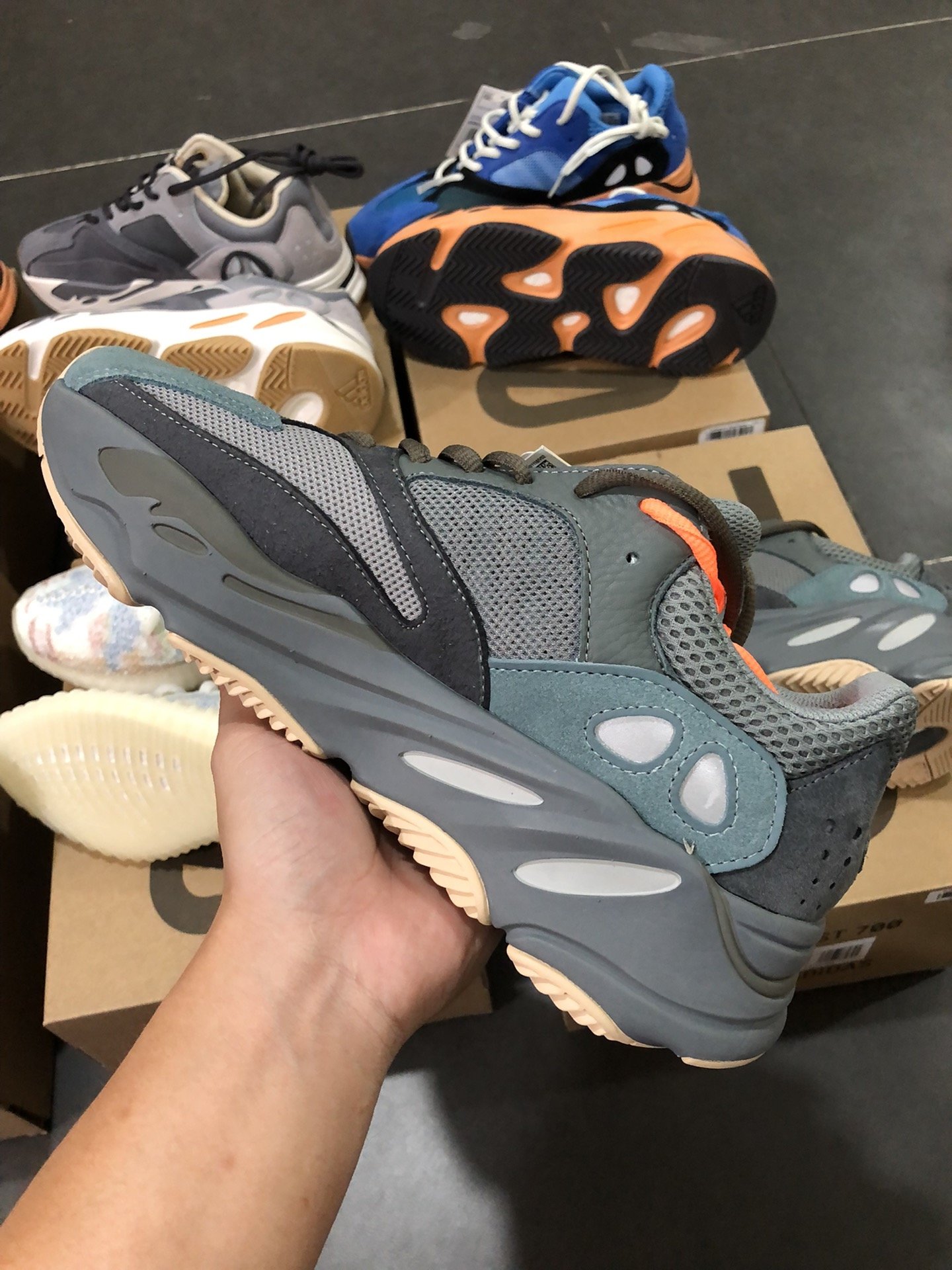 Кроссовки YEEZY BOOST 700 фото 4