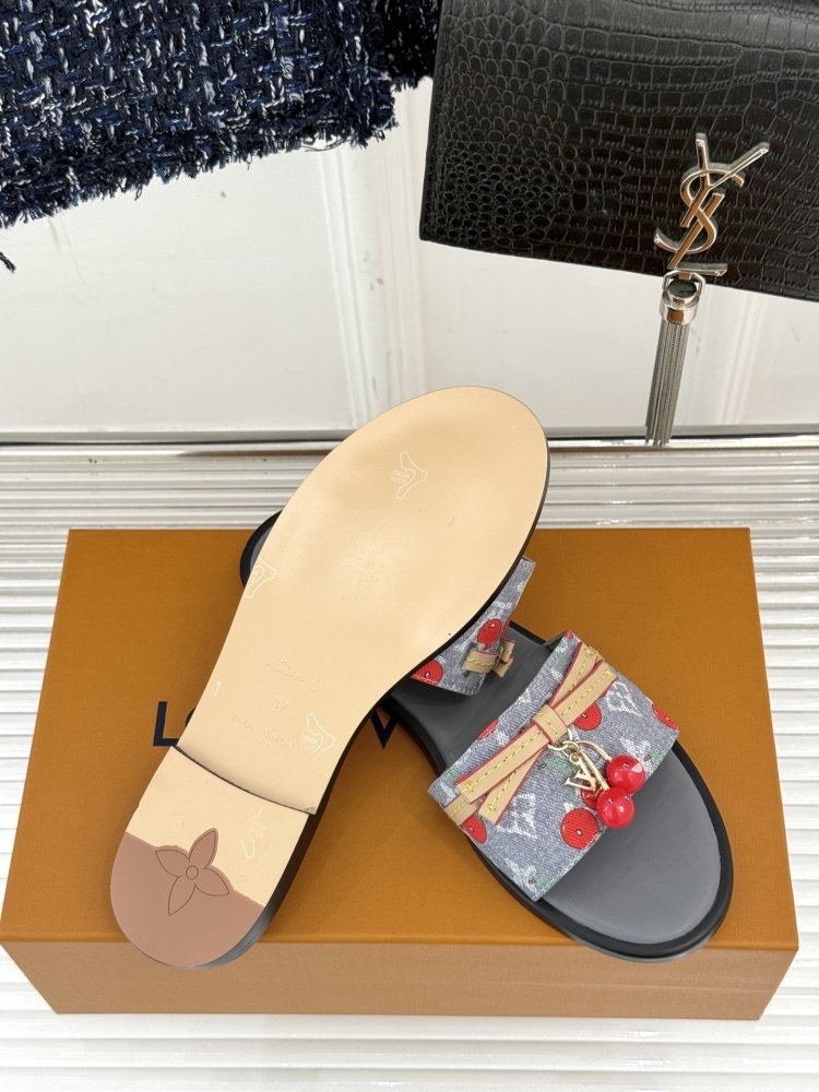 Шльопанці жіночі фото 9