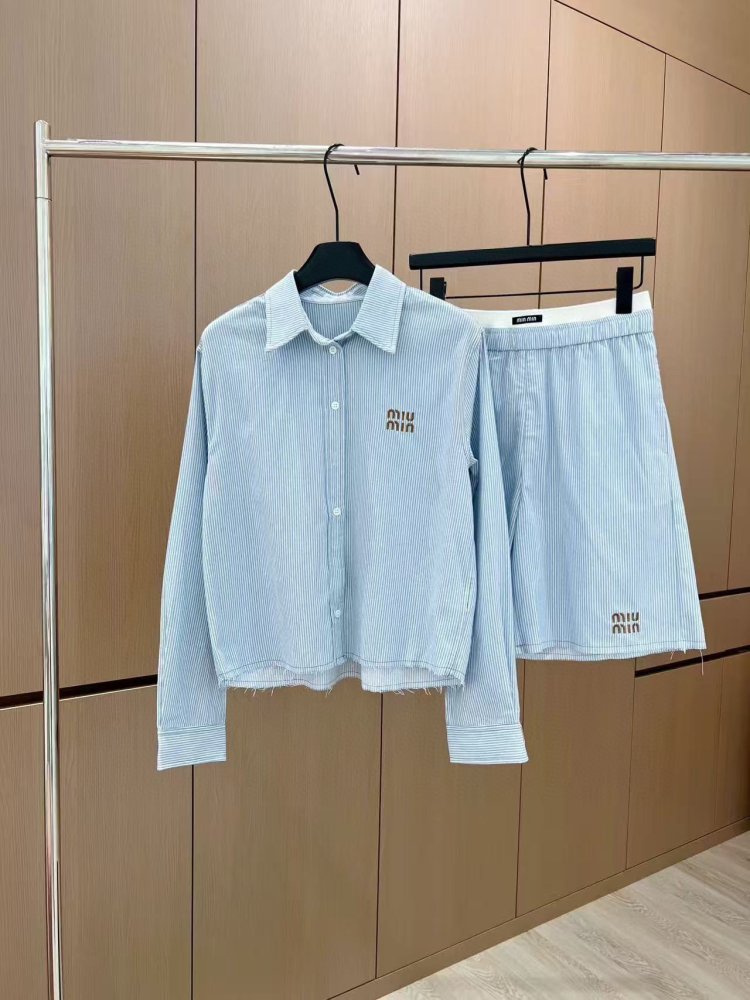 Костюм жіночий