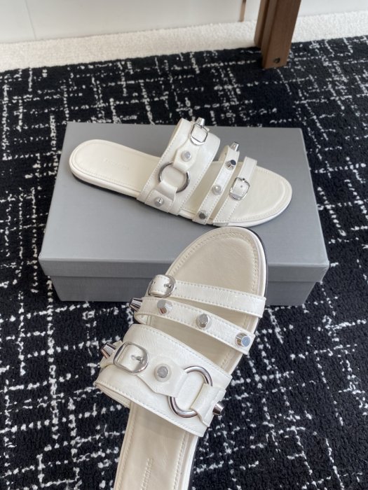 Шлепанцы женские фото 6