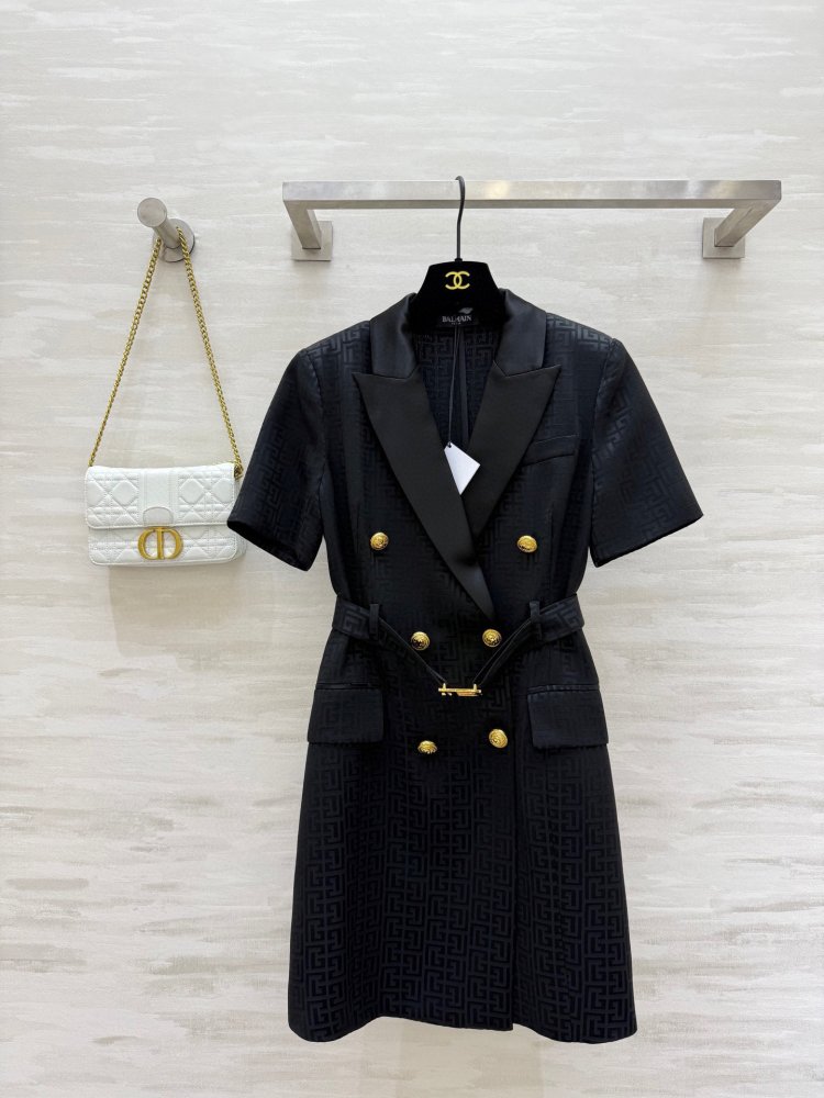 Платье с короткими рукавами и костюмным воротником