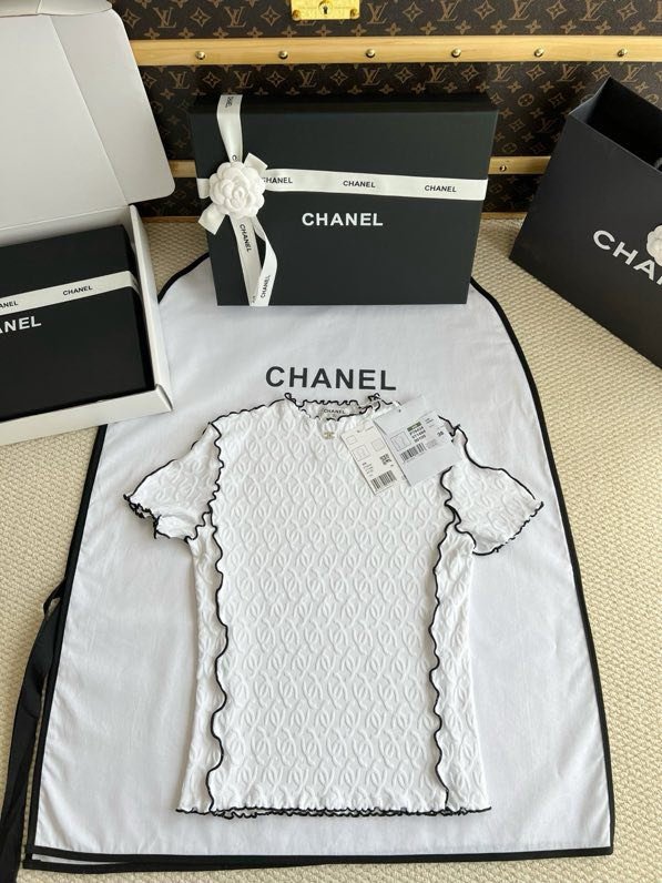 Футболка жіноча