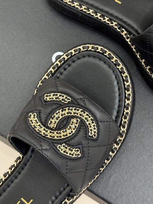 Шлепанцы женские фото 7