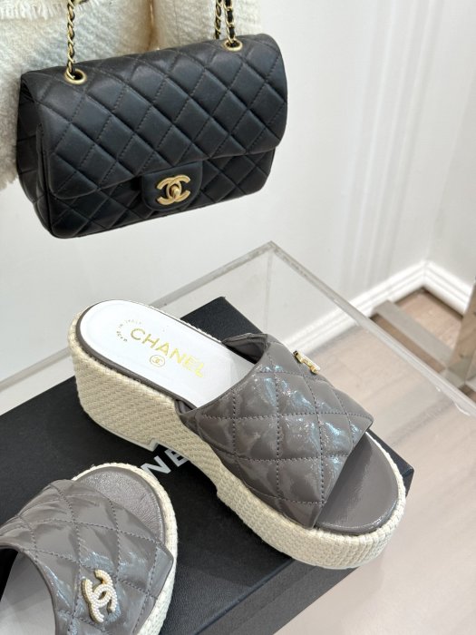 Шлепанцы женские фото 5