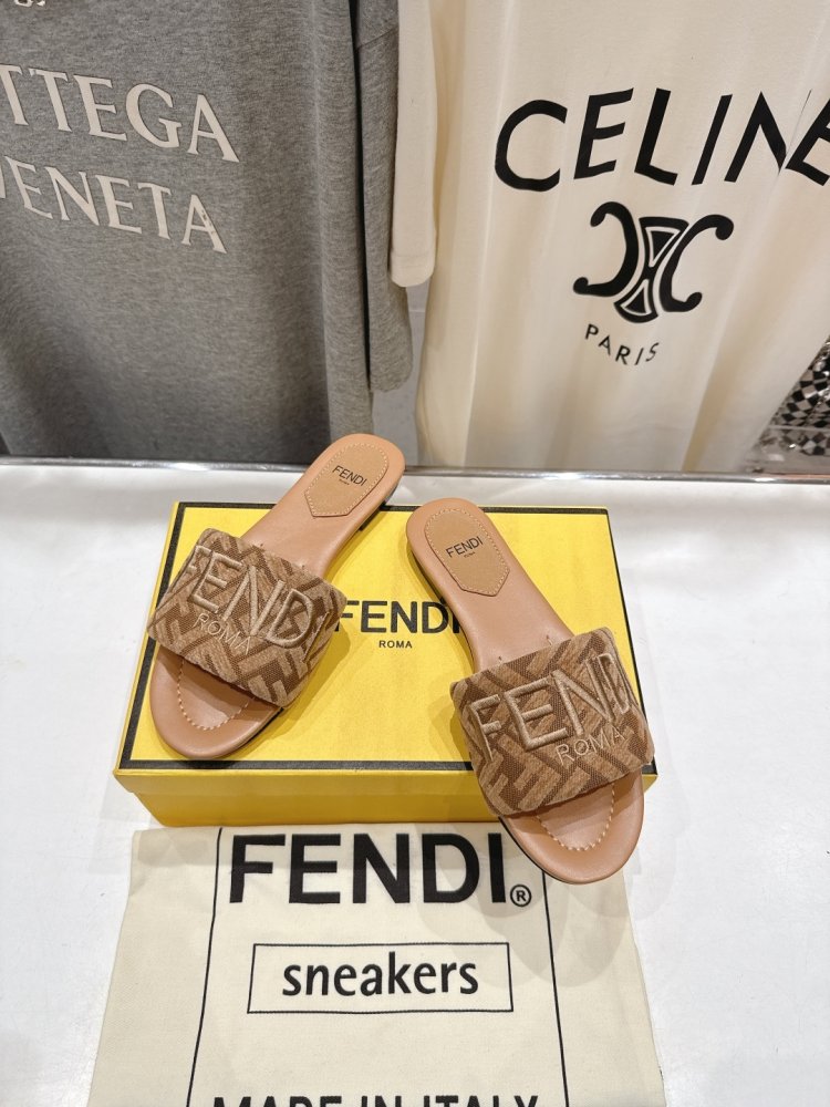 Шлепанцы женские фото 2