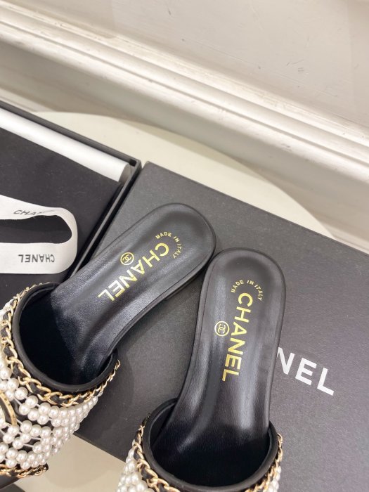 Шлепанцы женские фото 8