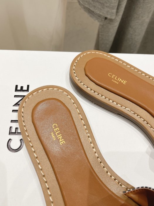 Шлепанцы женские фото 6