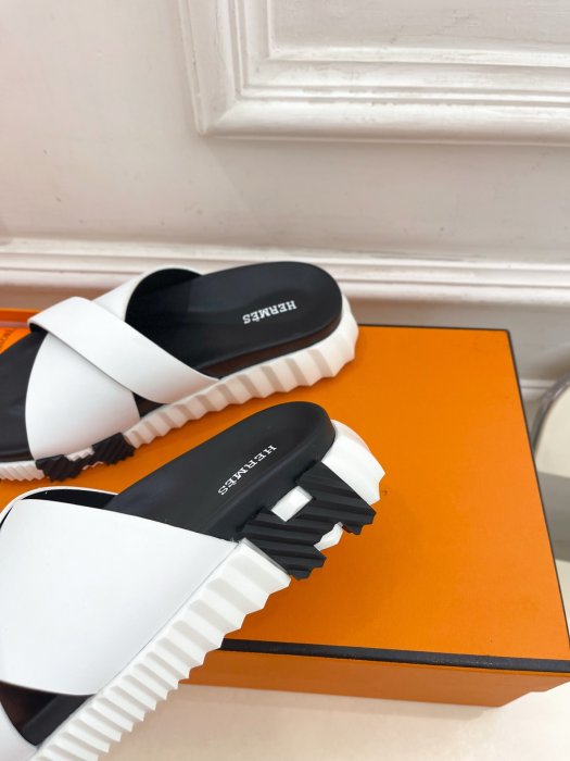 Шлепанцы женские фото 6