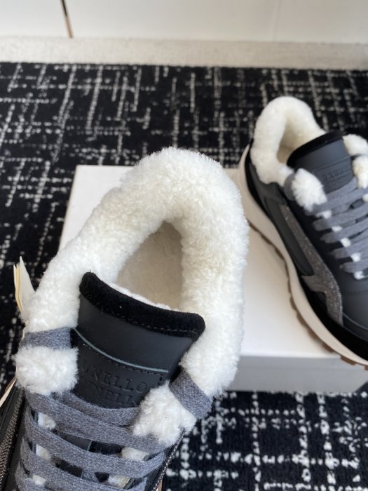 Sneakers women's on fur фото 7