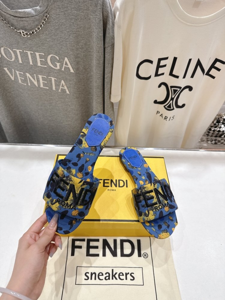 Шлепанцы женские фото 3