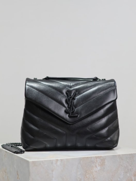 A bag Loulou leather 23 cm