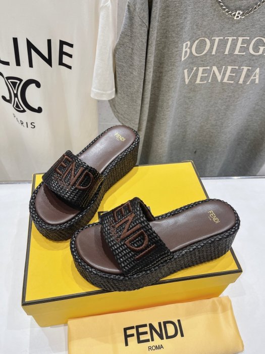 Шлепанцы фото 4