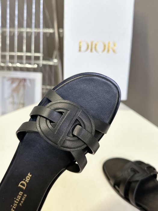 Шлепанцы женские фото 8