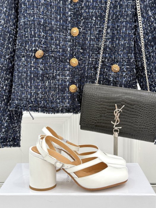 Босоніжки з роздвоєним носком