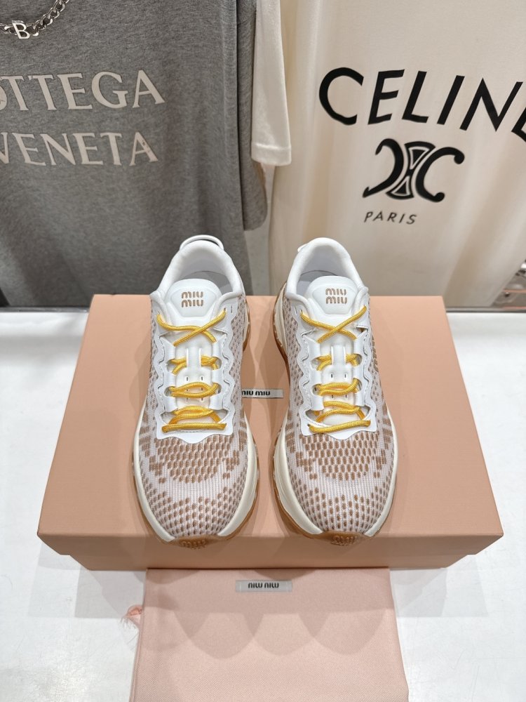 Кроссовки женские