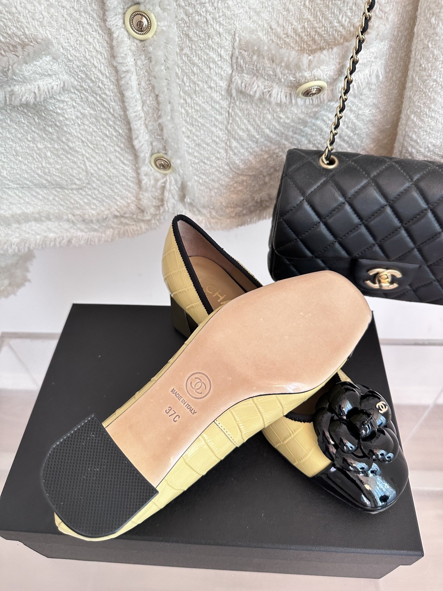 Shoes women's beige leather on металическом heel фото 9