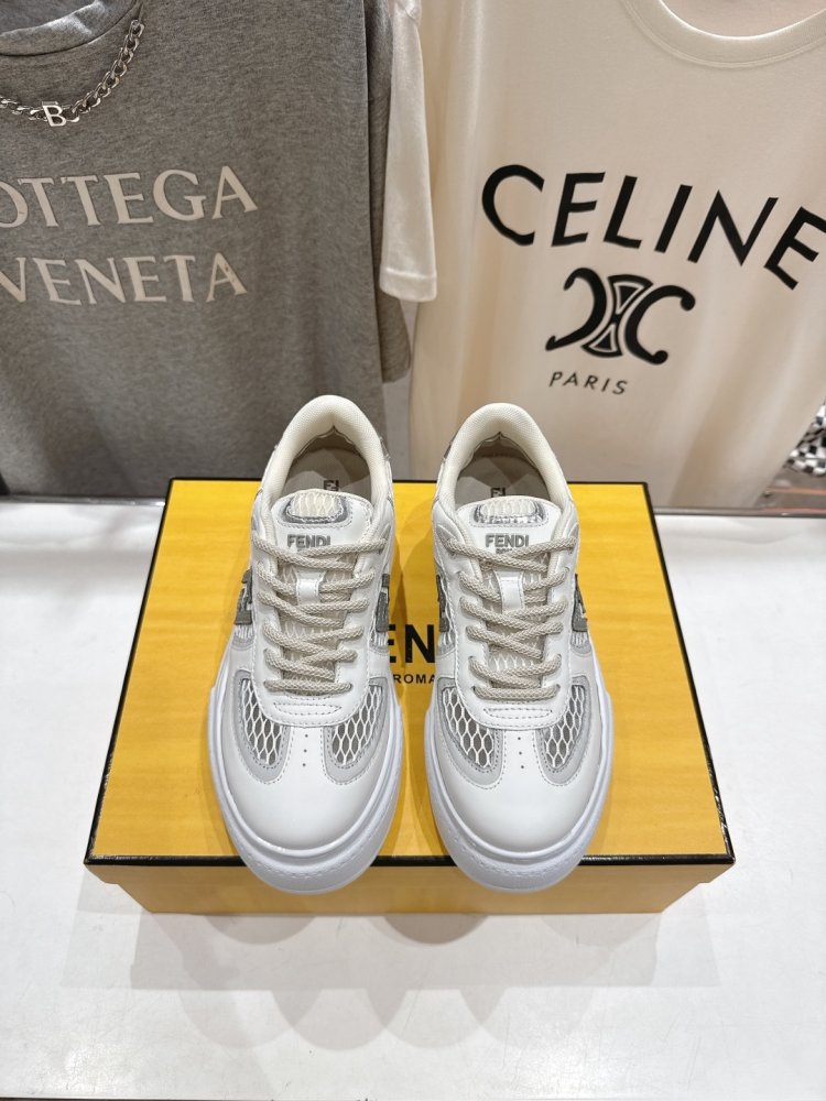 Кроссовки женские