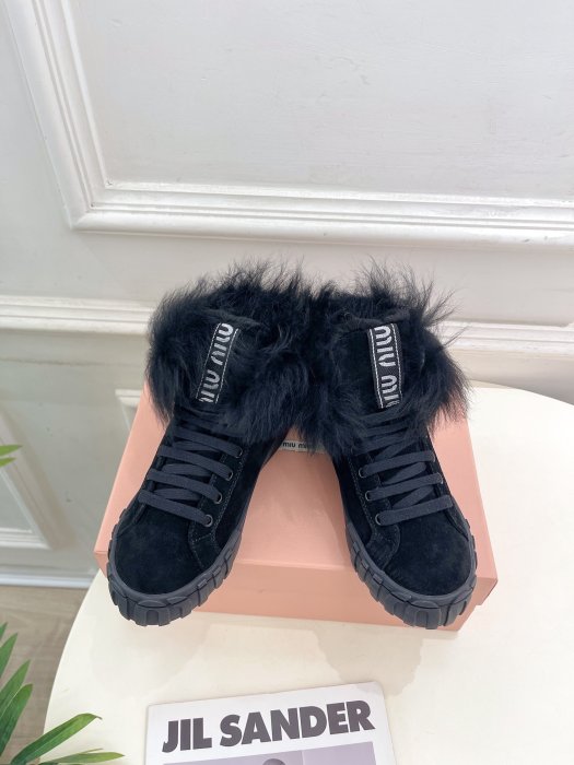 Sneakers women's on fur