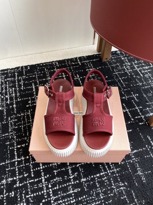 Сандалі жіночі