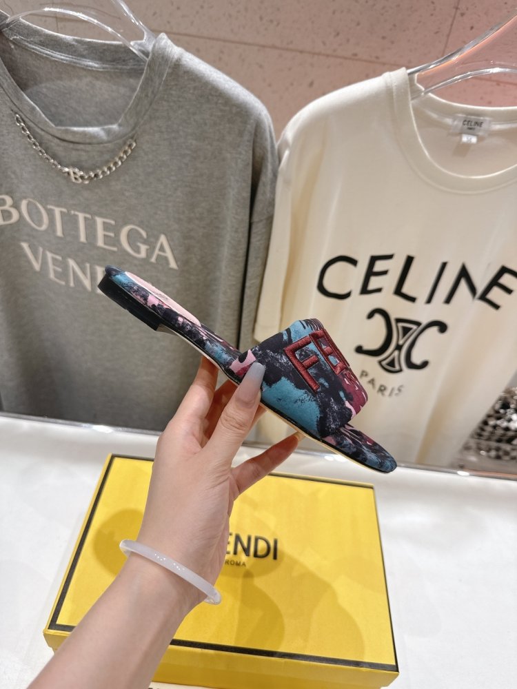 Шлепанцы женские фото 5