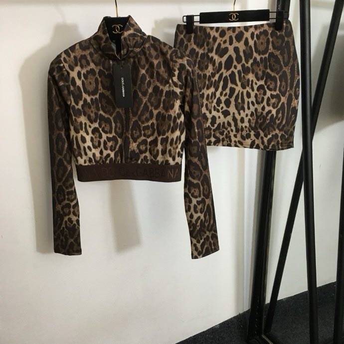 Костюм женский в леопардовом стиле (куртка и юбка)