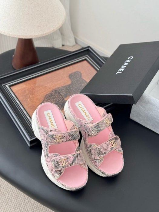 Шлепанцы женские фото 6