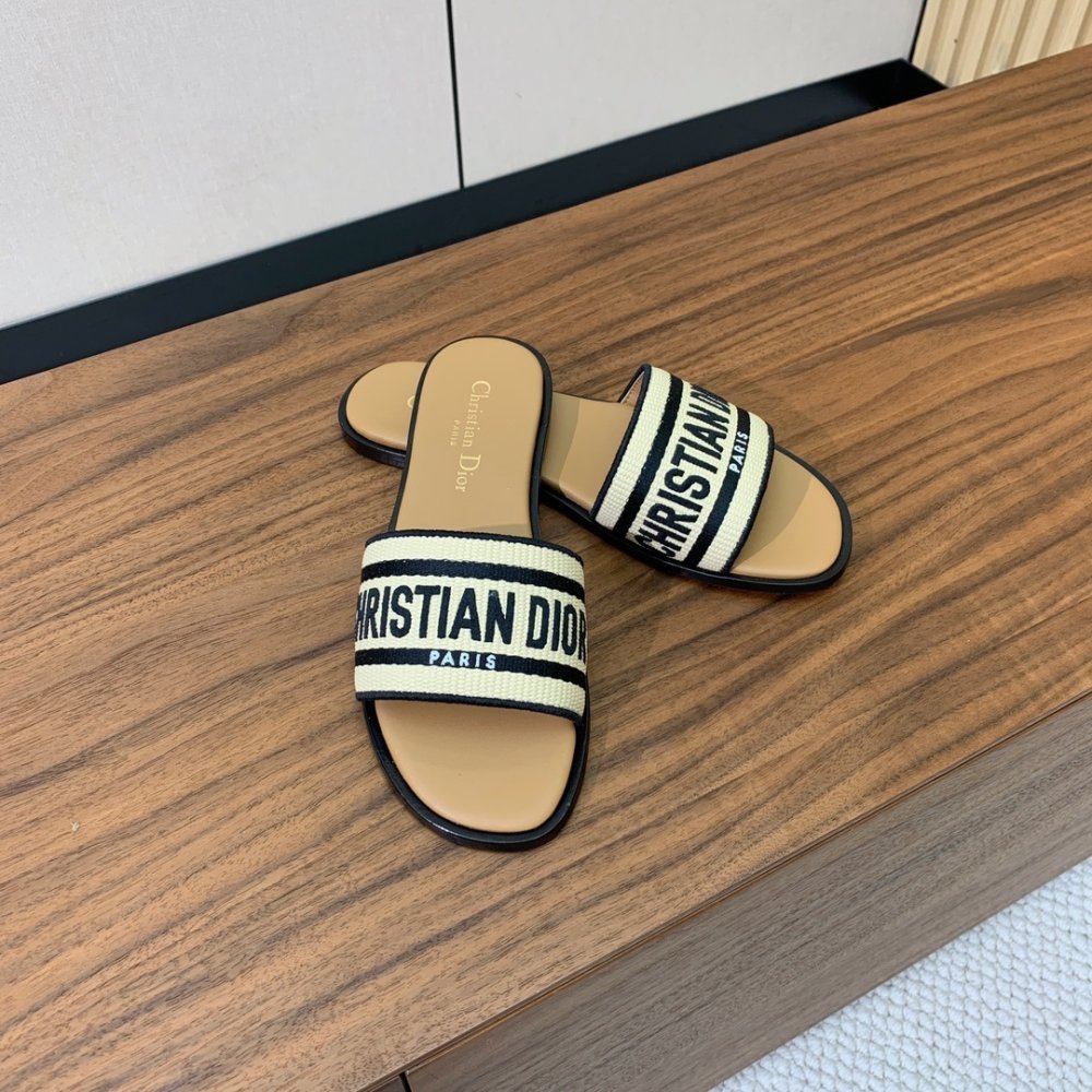 Шлепанцы женские фото 4