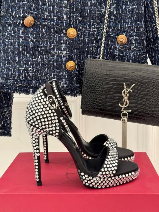 Босоноэки on high heel