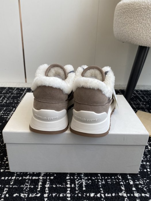 Sneakers women's on fur фото 8