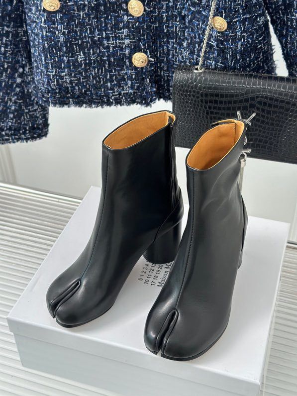 Кожаные женские ботинки с раздвоенным носком черные