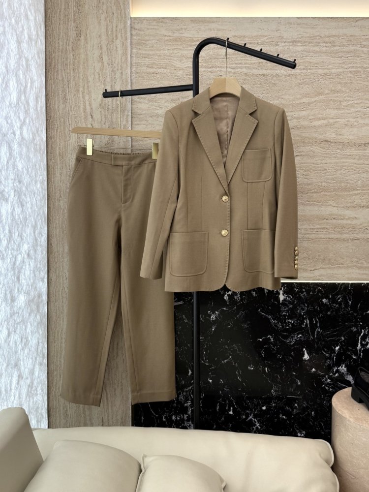 Костюм жіночий