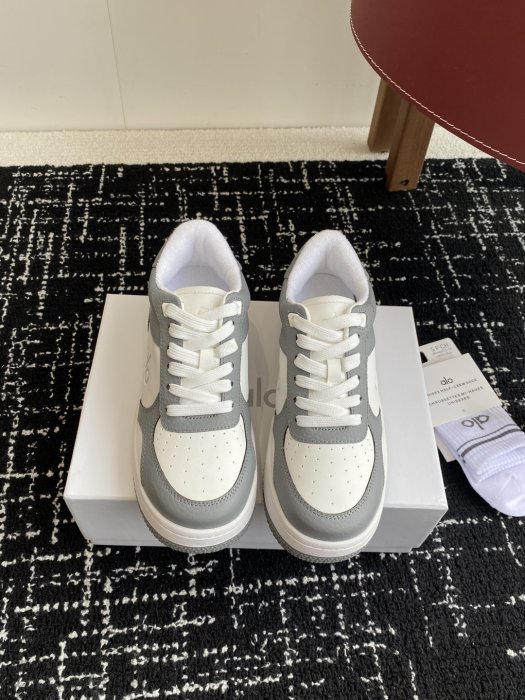 Кроссовки женские