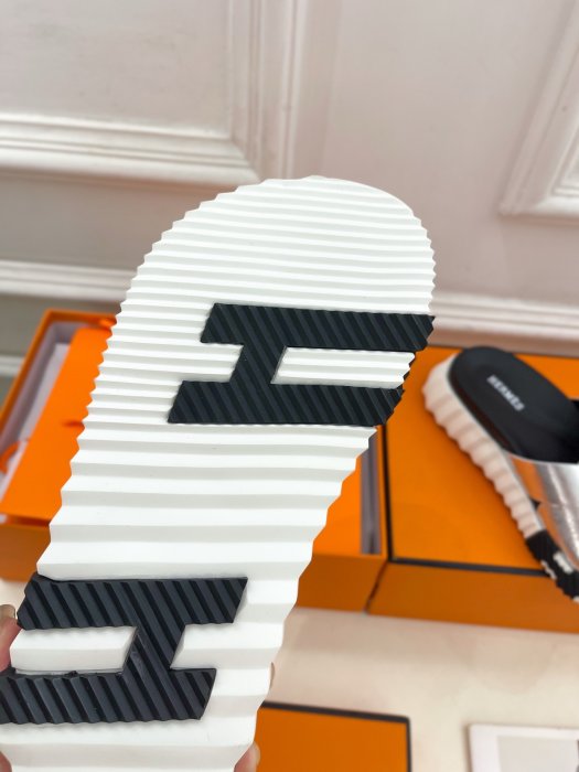 Шлепанцы женские фото 9