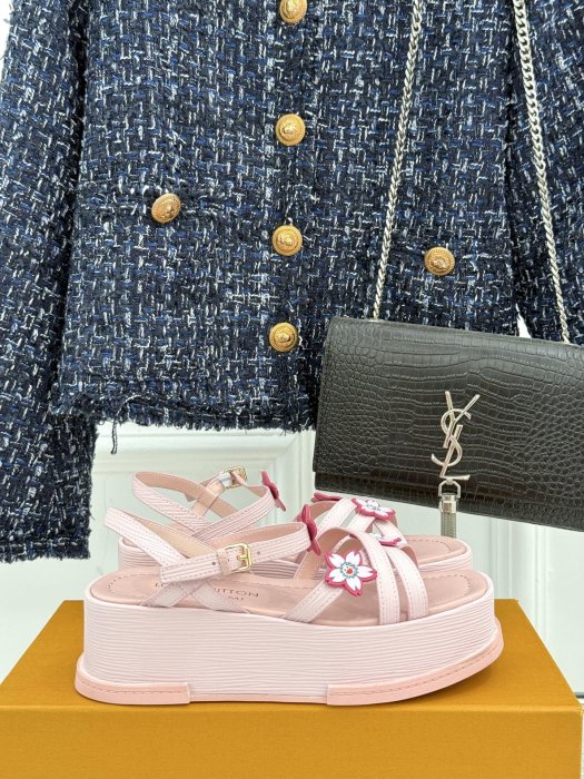 Сандалі жіночі