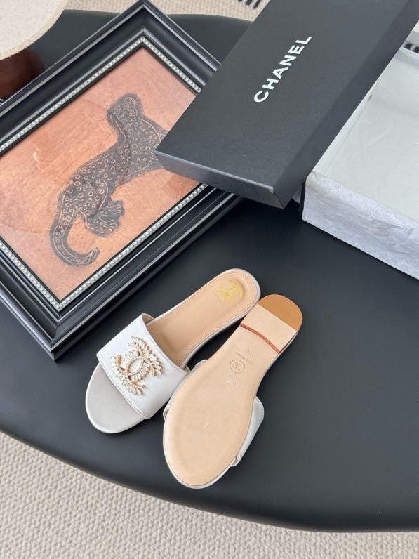 Шльопанці жіночі фото 8