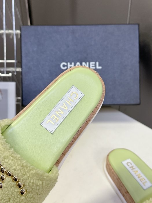 Шлепанцы женские фото 7