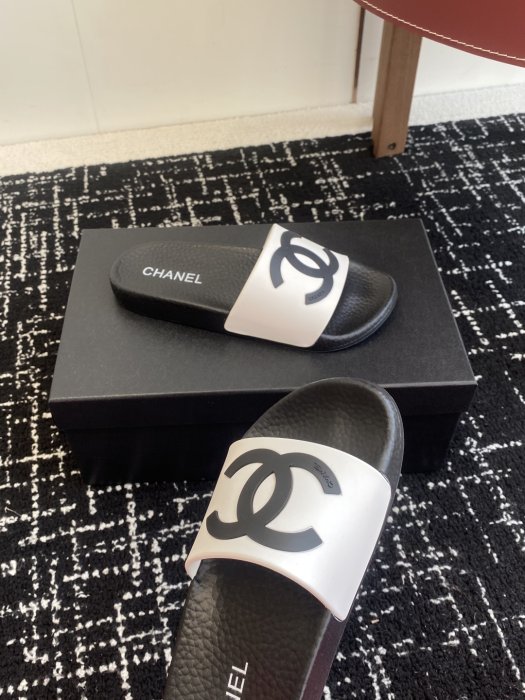 Шлепанцы женские фото 6