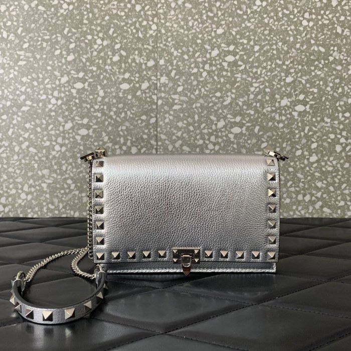 A bag Rockstud women's 18 cm