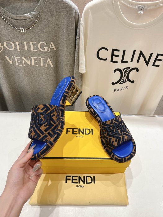 Шлепанцы фото 5