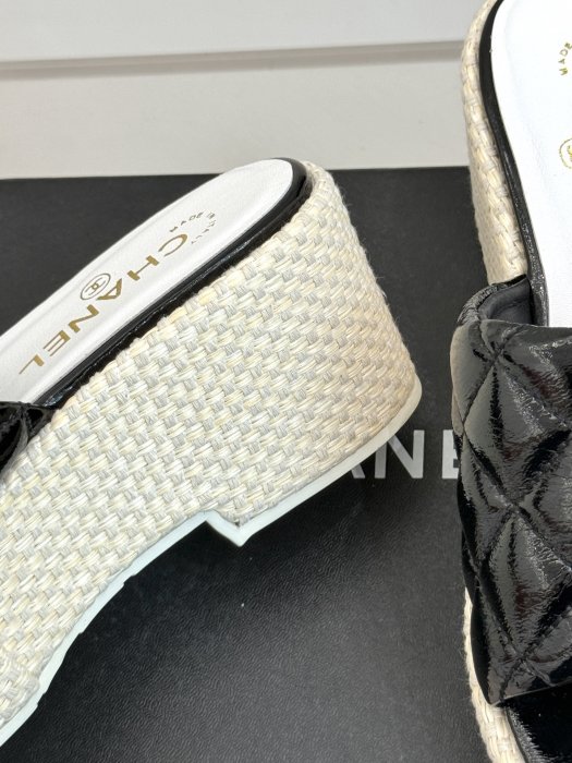 Шлепанцы женские фото 6