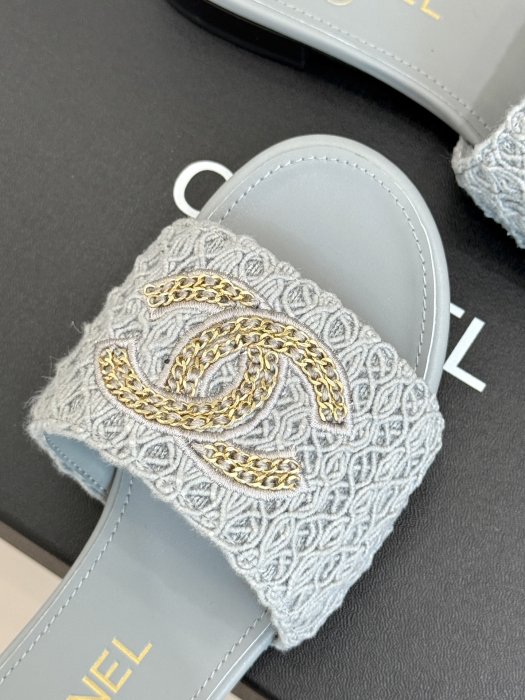 Шлепанцы женские фото 7