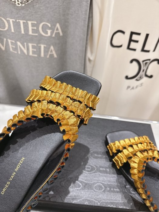 Шлепанцы фото 7