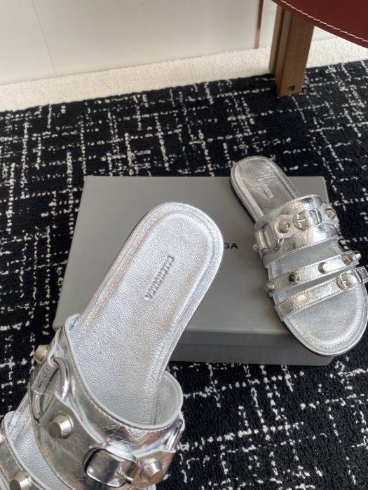 Шлепанцы женские фото 8