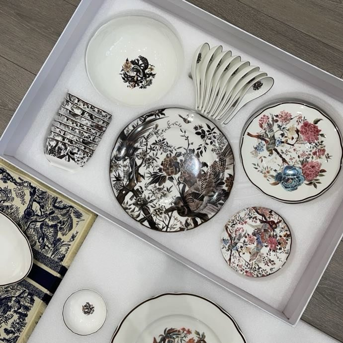 Set porcelain crockery of 41 of the subject фото 9